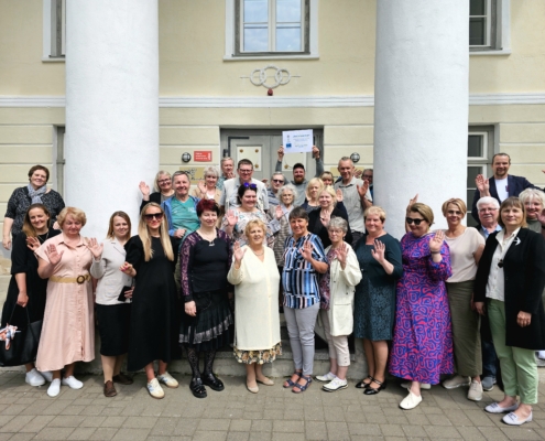 JAP 20 koostööseminari „Lood ja inimesed“ osalejad Aruküla mõisa ees. Foto: Krista Kõiv.