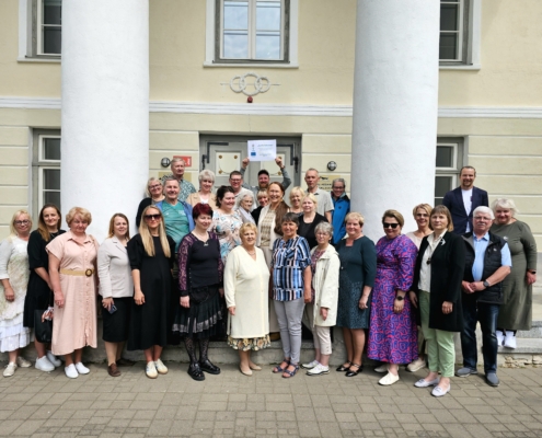 JAP 20 koostööseminari „Lood ja inimesed“ osalised Koerus Aruküla mõisa ees. Foto: Krista Kõiv.