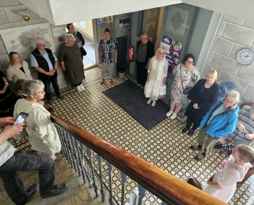 JAP 20 koostööseminari „Lood ja inimesed“ osalejad ringkäigul Aruküla mõisas, 3. juunil 2026. Foto: Krista Kõiv.