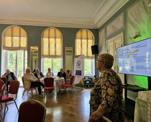 JAP 20 koostööseminari „Lood ja inimesed“ avas JAPi juhatuse esimees Silva Anspal. Aruküla mõis, 3. juuni 2026. Foto: Krista Kõiv.