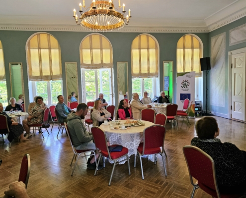 JAP 20 koostööseminari „Lood ja inimesed“ osalejad Aruküla mõisas. 3. juuni 2026. Foto: Krista Kõiv.