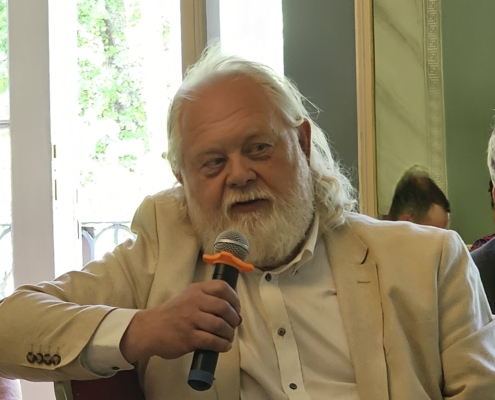 Andres Õis, endine Kõue vallavanem, meenutamas JAPi algusaastaid ja LEADER-tegevuse käivitamist. Aruküla mõis, 3. juuni 2026. Foto: Krista Kõiv.