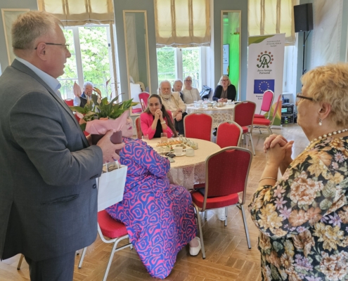 Aivar Tubli andmas üle Paide linna õnnitlused Järva Arengu Partnerite 20. tegevusaasta puhul. Aruküla mõis, 3. juuni 2026. Foto: Krista Kõiv.