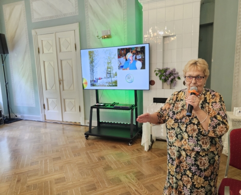 JAPi juhatuse esimees Silva Anspal meenutamas esimesi LEADER-perioodi investeeringuprojekte ja rahvusvahelisi koostööreise. Aruküla mõis, 3. juuni 2026. Foto: Krista Kõiv.
