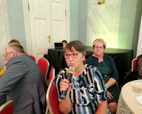 JAPi liige Anneli Karma (MTÜ Allikaveed) jagamas mõtteid seminari vestlusringis. Aruküla mõis, 3. juuni 2026. Foto: Krista Kõiv.