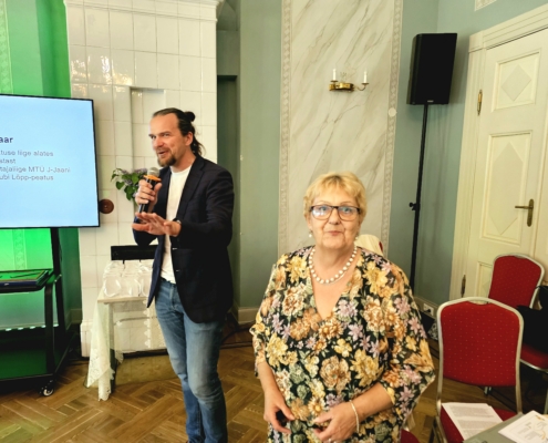 JAPi juhatuse liikmed Silva Anspal ja Arto Saar (Isevärki OÜ) juhtimas vestlusi JAPi kujunemisloost, inimestest ja koostööst. Aruküla mõis, 3. juuni 2026. Foto: Krista Kõiv.