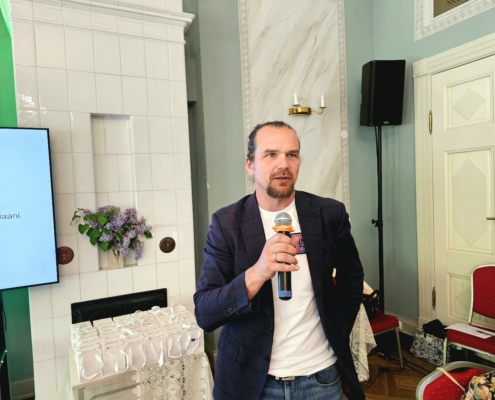 Arto Saar – JAPi asutajaliige, juhatuse liige ja Isevärki OÜ esindaja. Aruküla mõis, 3. juuni 2026. Foto: Krista Kõiv.