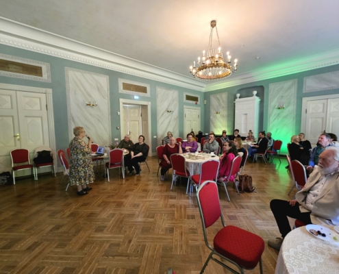 JAP 20 koostööseminari „Lood ja inimesed“ vestlusring. Aruküla mõis, 3. juuni 2026. Foto: Krista Kõiv.