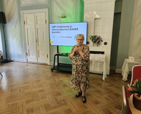 JAPi juhatuse esimees Silva Anspal meenutamas JAPi Eesti-sisese ja rahvusvahelise LEADER-koostöö kujunemist. Aruküla mõis, 3. juuni 2026. Foto: Krista Kõiv.