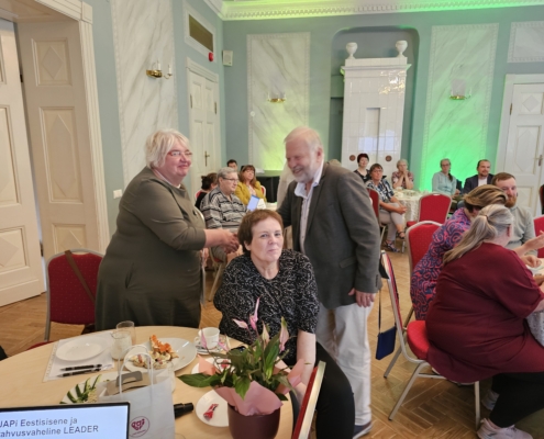 JAPi konsultant Terje Kuusmann võtmas vastu õnnitlusi Järva Arengu Partnerite 20. tegevusaasta puhul. Aruküla mõis, 3. juuni 2026. Foto: Krista Kõiv.