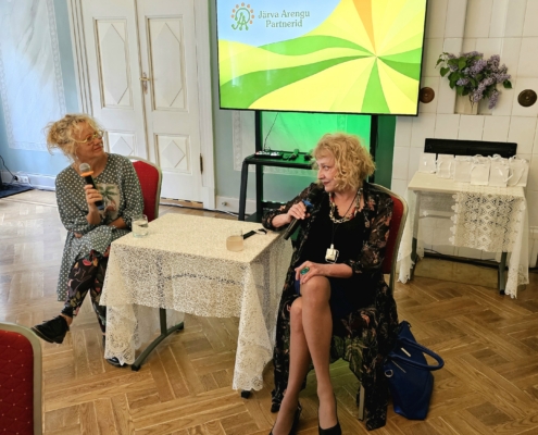 JAP 20 koostööseminari lõpetas inspireeriv ja meeleolukas vestlus kunstnik Ave Nahkuri ning teleajakirjanik Maire Aunastega. Aruküla mõis, 3. juuni 2026. Foto: Krista Kõiv.
